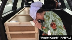 Гроб с телом пятилетней Хувайдо Тиллозода, дочери таджикских мигрантов, которая была изнасилована и жестоко убита в июле 2018 года в городе Серпухово