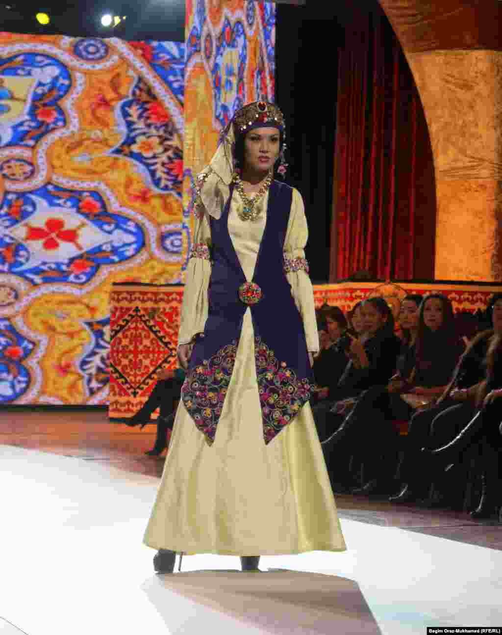 Показ национальной одежды на сцене фестиваля моды в Астане.