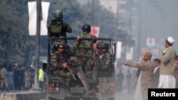 Пакистанские военнослужащие направляются к школе, захваченной талибами