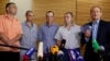 Четырех украинских пленных передали Медведчуку в минском аэропорту