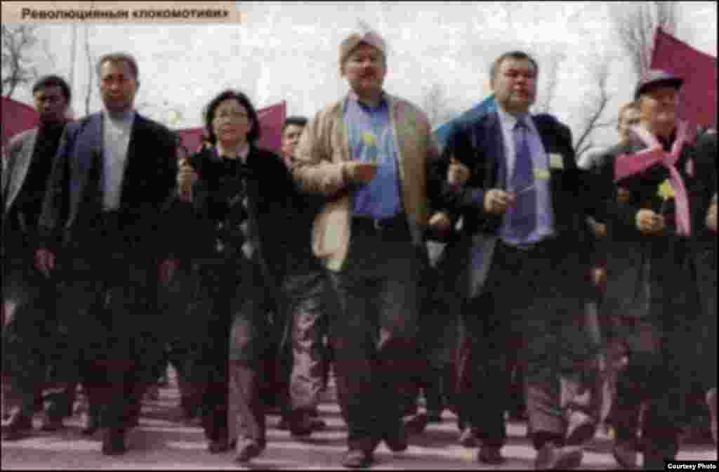 Лидеры оппозиции, в том числе Роза Отунбаева и Курманбек Бакиев, на демонстрации в Бишкеке