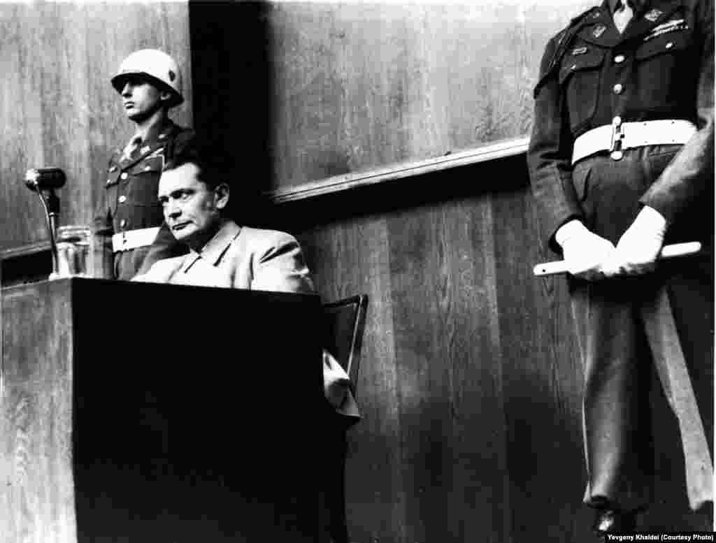 Основатель Гестапо и бывший глава немецких ВВС Герман Геринг на процессе в Нюрнберге, 1946 год