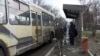 "Не буду мыть – люди не смогут сесть": пенсионер каждый день убирает автобусную остановку