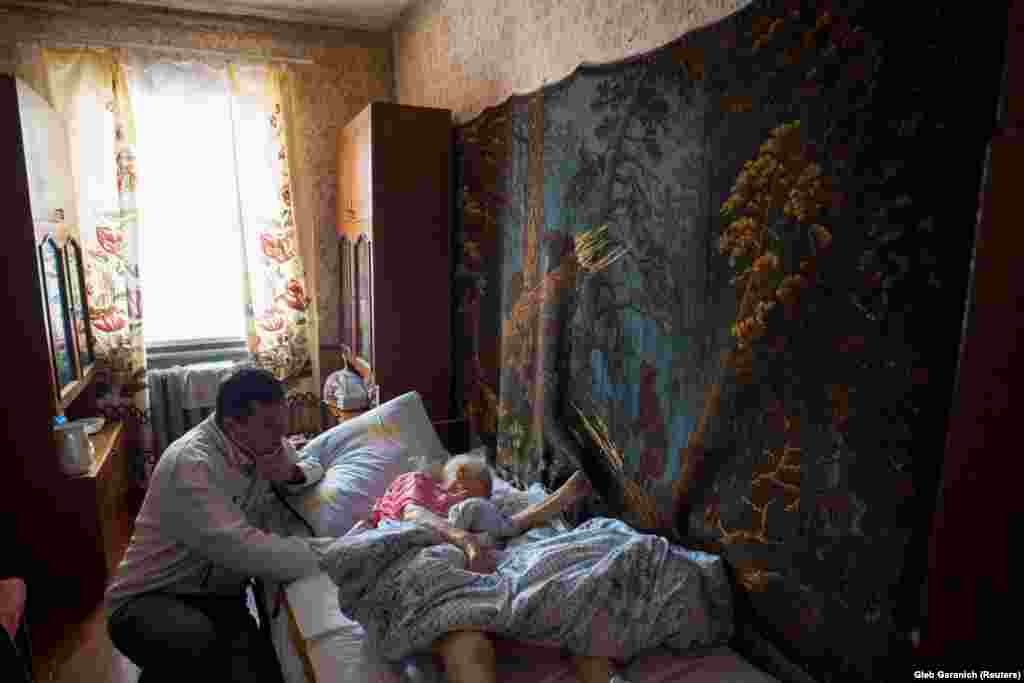 Осмотр пациента на дому в селе Иванковичи. Большинство пациентов Розумия старики и дети