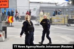 Шведские полицейские возле торгового центра, куда врезался грузовик