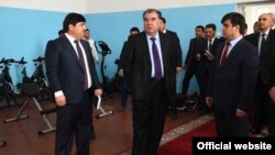 Эмомали Рахмон посещает курорт "Зумрад" в 2017 году. В красном галстуке – Махмадзоир Сохибов