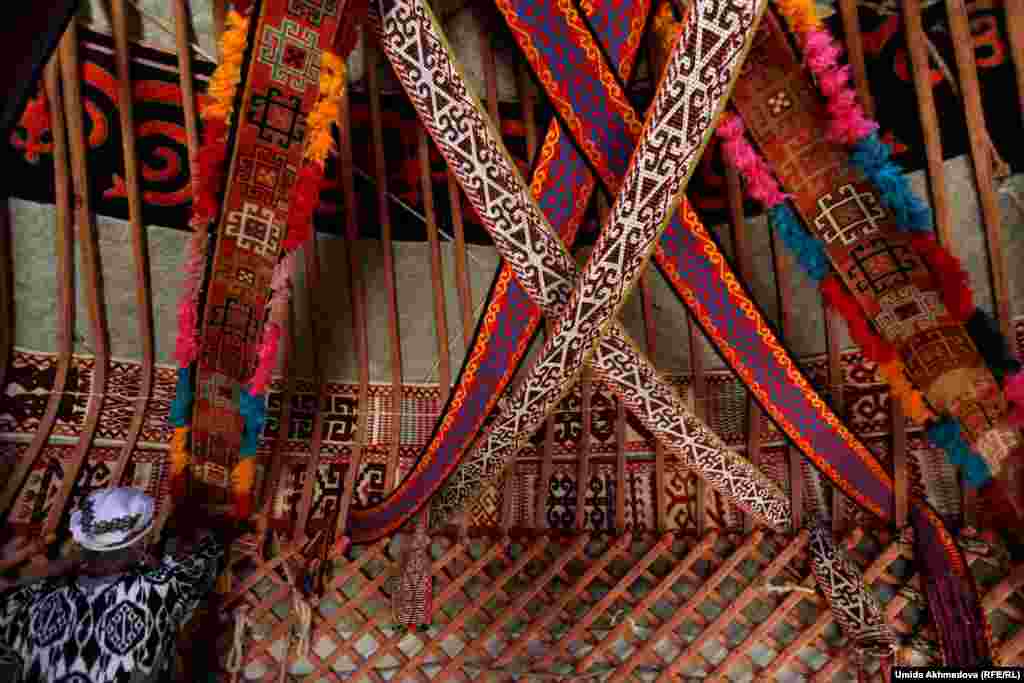 Жители украшают жилище тесьмой, которой скрепляются элементы юрты &mdash; кереге