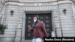 Мужчина напротив Банка Испании в Барселоне