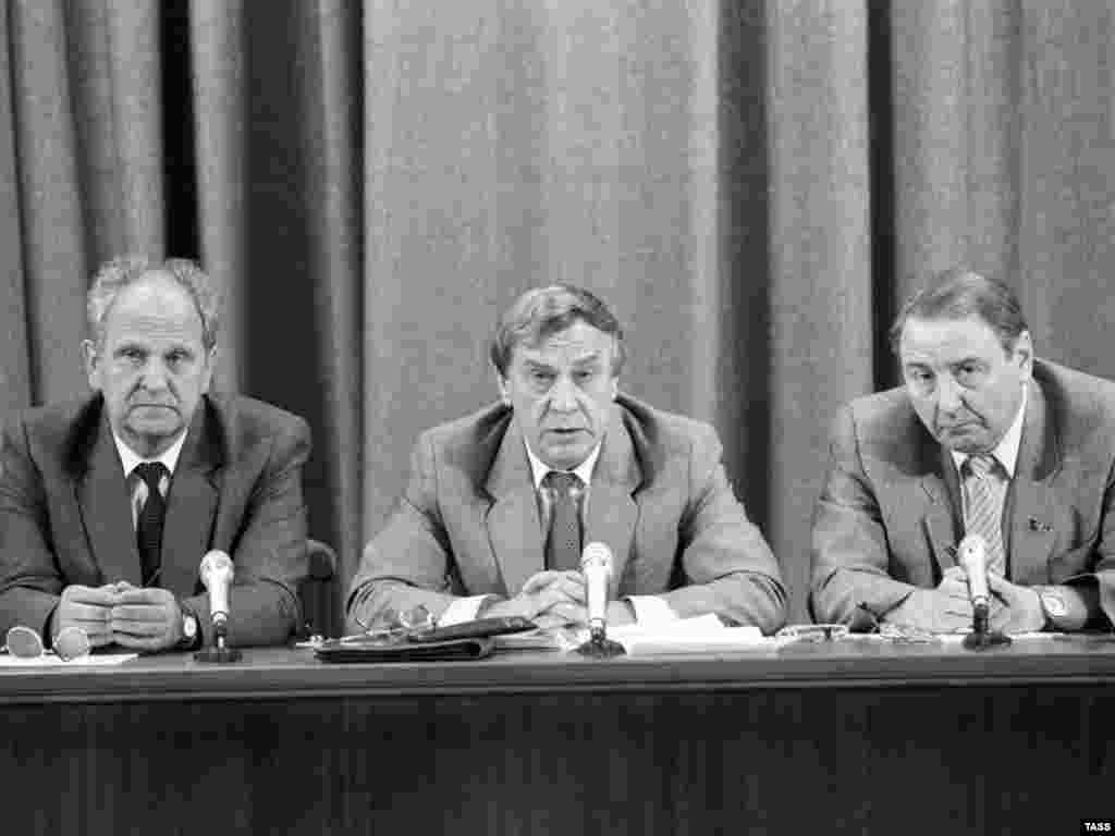 Члены ГКЧП на пресс-конференции в Москве, на которой журналисты с интересом следили за трясущимися руками исполняющего обязанности президента СССР Геннадия Янаева (в центре). 19 августа 1991 года.
