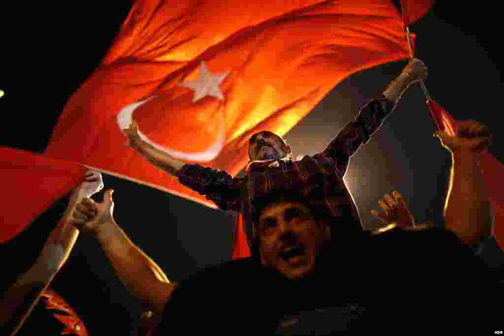В середине июля в Турции произошла неудачная попытка военного переворота. Поздно вечером 15 июля мятежные военные захватили государственный телеканал, в Анкару и Стамбул ввели танки и перекрыли мост через Босфор. В ту ночь погибли по меньшей мере 150 человек, включая военных. В попытке переворота власти обвинили турецкого богослова в изгнании Фетхуллаха Гюлена и его движение &quot;Хизмет&quot;. После этого в стране начались массовые аресты: за полгода по подозрениям к причастности в попытке захвата власти были арестованы более 30 тыс. человек. Среди них военные, учителя, священнослужители, независимые журналисты и рядовые пользователи социальных сетей. Более 60 тыс. человек&nbsp;отстранили от работы