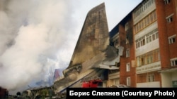 Хвост самолета, упавший на жилой дом в Иркутске-2