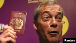 Лидер UKIP Найджел Фараж с британским паспортом