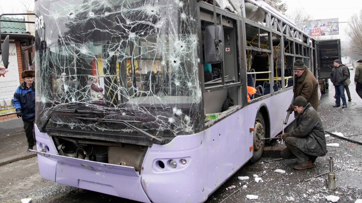 В Донецке обстреляна остановка: погибли до 13 человек