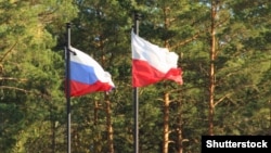 Российский и польский флаги над мемориальным комплексом в Катыни