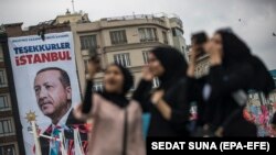 Туристы рядом с плакатом Эрдогана "Спасибо, Стамбул!"