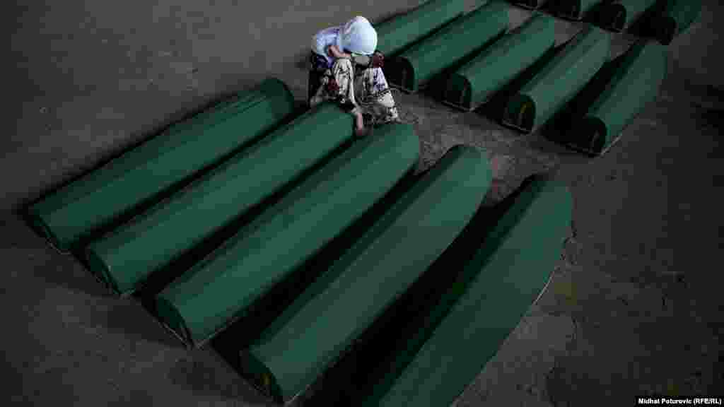 Женщина оплакивает погибших мусульман во время массового убийства в Сребренице Боснии и Герцеговине 1995 года. Фото &ndash; Мидхат Потурович