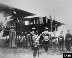 Сикорский представляет свой летательный аппарат царю Николаю II в 1913 году