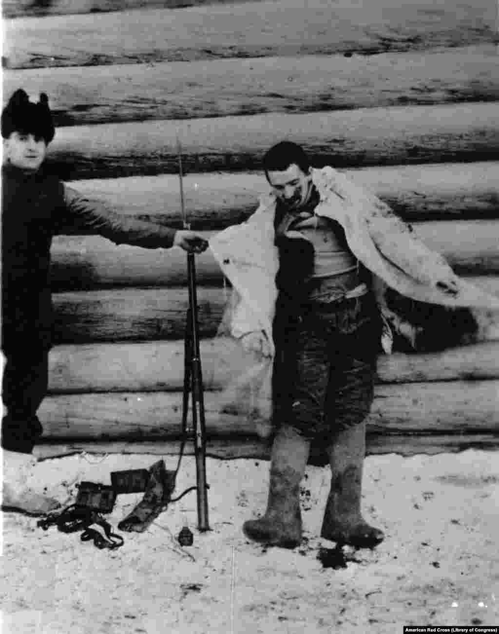 Американский военнослужащий и раненый большевик в Архангельске (фотография из архивов армии США)