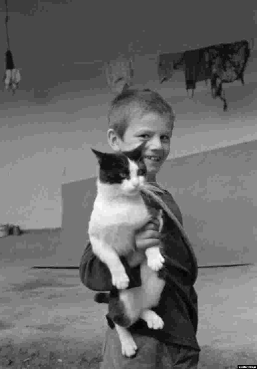 Мальчик Дока Узуев с котом в селе Итум-Кали
