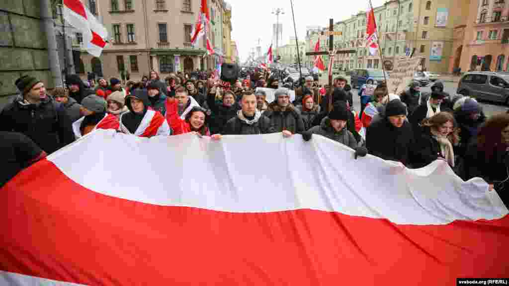 Участники акции протеста в Минске 7 декабря 2019 года прошли несанкционированным шествием по центру города. Колонна, в которой было до тысячи человек, шла по тротуарам, соблюдая правила дорожного движения. Фото:&nbsp;svaboda.org (RFE/RL)
