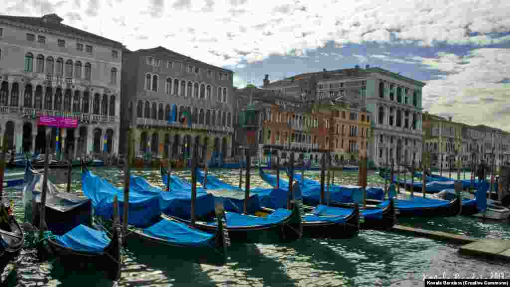 Знаменитый итальянский город каналов &ndash; Венеция &ndash; столетиями сражается с подтоплениями, однако проблема не решена до сих пор.&nbsp; Город могут спасти от затопления и оседания &quot;морские ворота&quot; MOSE, однако многомиллиардный проект, столкнувшись с перерасходом бюджета, по-прежнему не введен в эксплуатацию, строительство отстает от графика