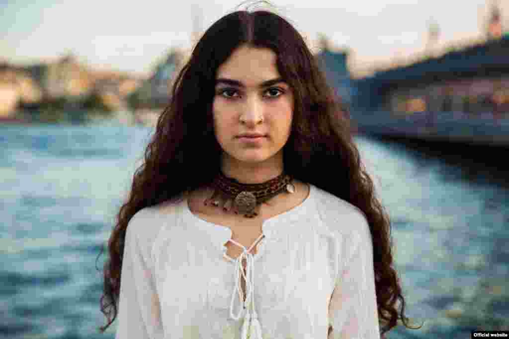 Молодая курдская девушка из Стамбула, Турция, &nbsp;фотопроект &quot;Атлас красоты&quot; (Atlas of Beauty) Микаэлы Норок (Mihaela Noroc)&nbsp;