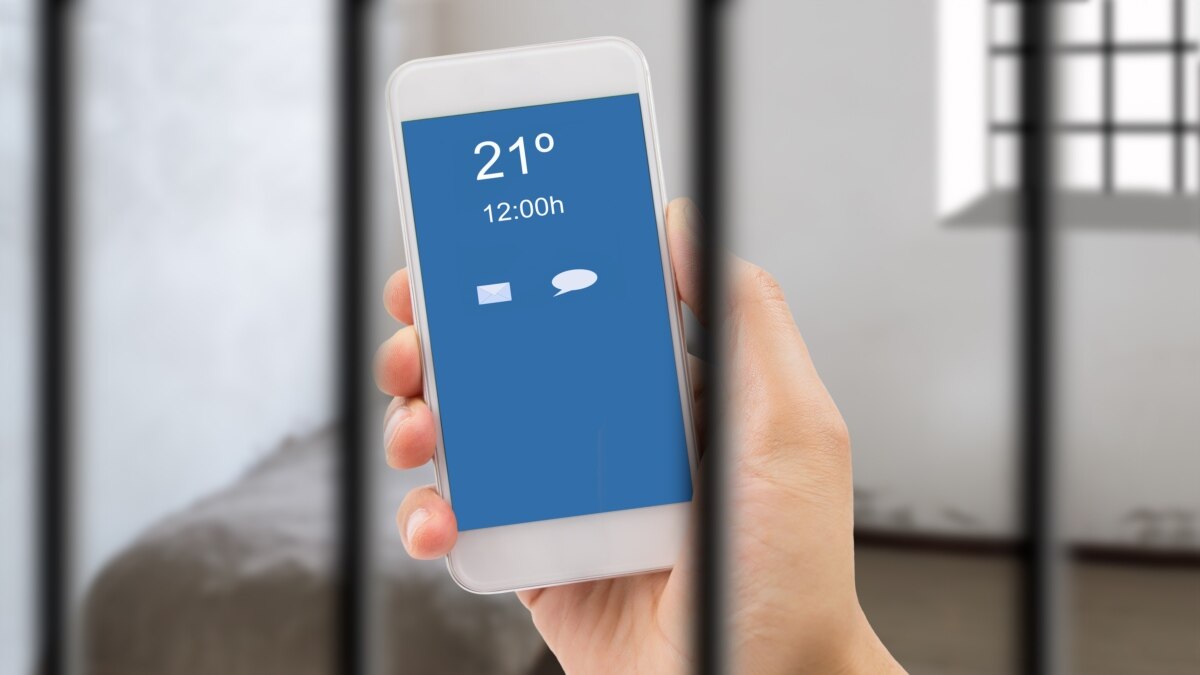 ФСИН хочет, чтобы мобильные операторы не поддерживали сотовую связь в  тюрьмах и колониях