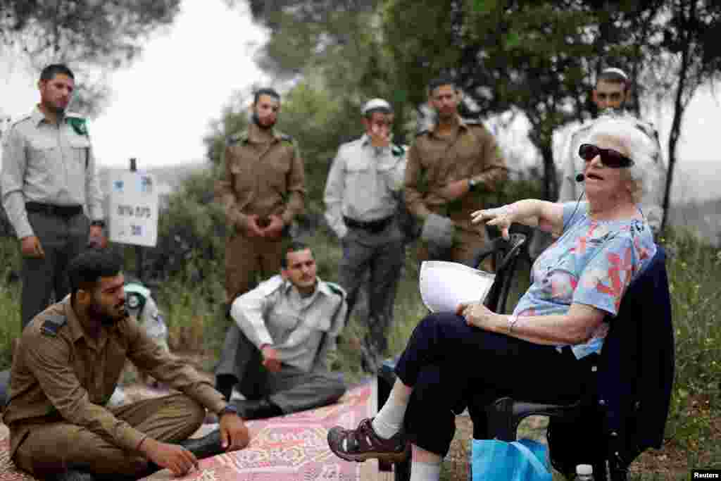Пережившая Холокост Эстер Двора Раир Мосель говорит с израильскими военными в городке Кисалон вблизи Иерусалима