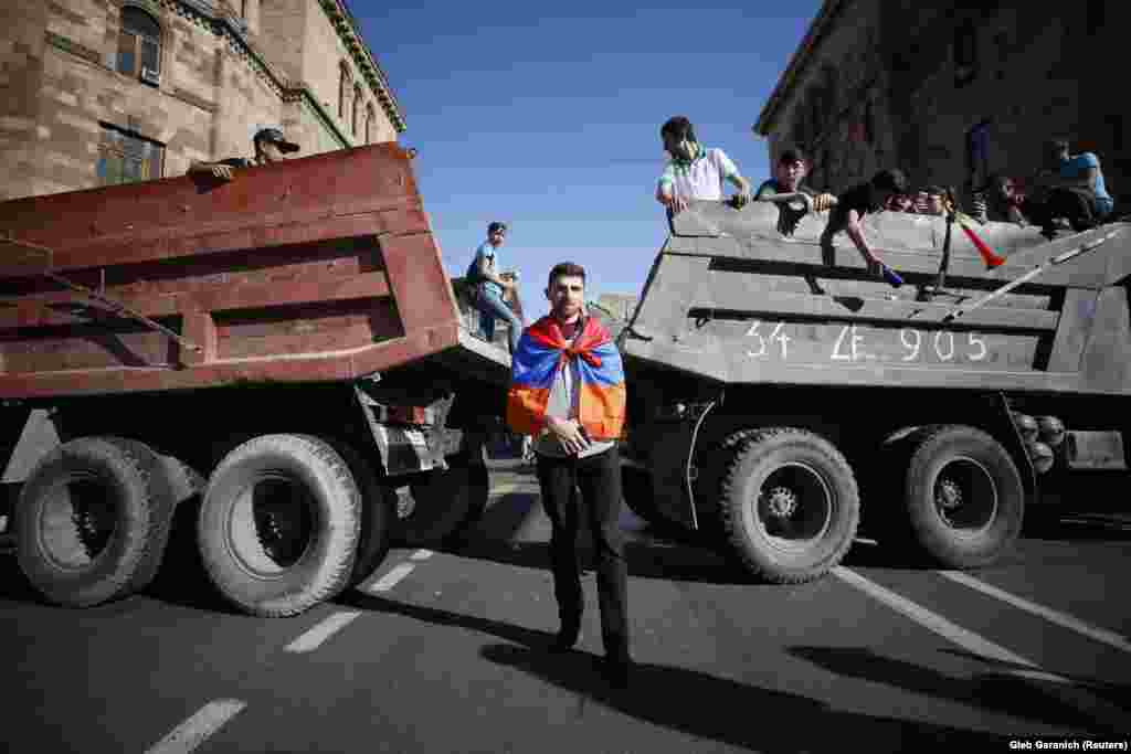 Протестующие перекрыли дороги в Ереване в день, когда лидер оппозиции Никол Пашинян объявил акции гражданского неповиновения