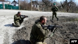 Пророссийские сепаратисты на позициях в Широкино под Мариуполем 