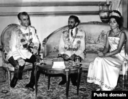 Хайле Селассие вместе с шахом Ирана Мохаммедом Резой Пехлеви и его супругой