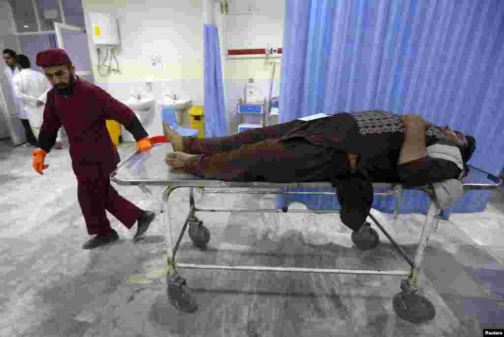 329 человек получили ранения. Министерство здравоохранения Афганистана подтвердило информацию о семи погибших, сотрудники полиции сообщают о 28