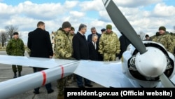 Впервые Украина приобрела турецкие беспилотники при президенте Петре Порошенко (в центре)