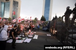 Участники "Марша мира и независимости" в Минске перед заграждением с силовиками, 30 августа 2020
