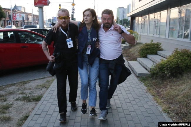 Корреспондентка "Нашей нивы" Наталья Лубневская была ранена в ногу. Она до сих пор в больнице. 10 августа