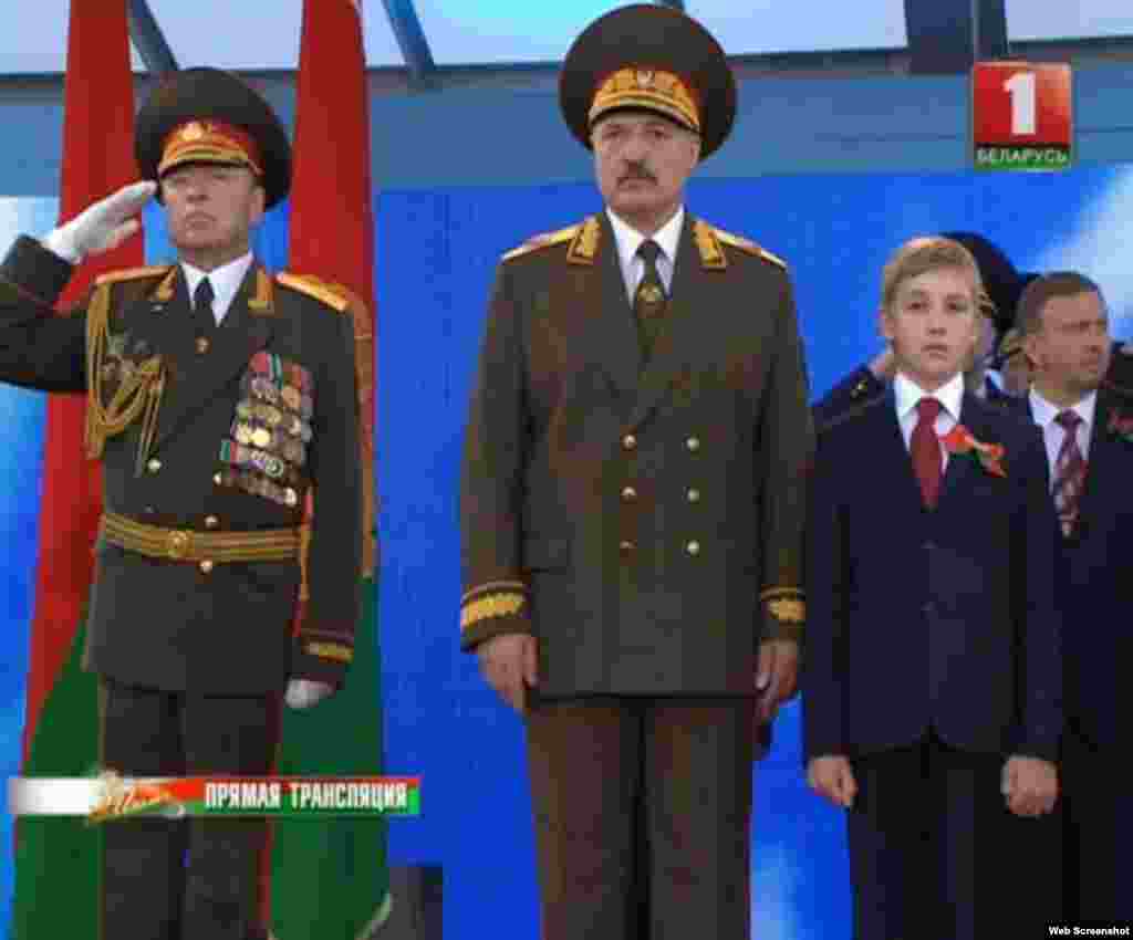 Александр Лукашенко с сыном Колей принимает парад 3 июля 2014 года.