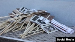 Выброшенные плакаты после марша "Бессмертного полка"