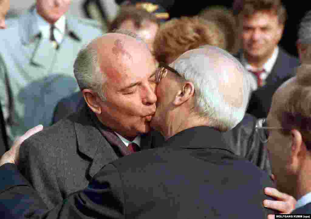 Михаил Горбачев целует главу ГДР Эриха Хонеккера во время празднования 40-летия ГДР в 1989 году