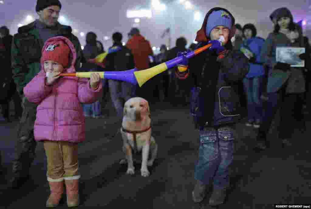Двое румынских детей на антиправительственной демонстрации перед зданием правительства в Бухаресте, 6 февраля (epa/Robert Ghement) &nbsp;