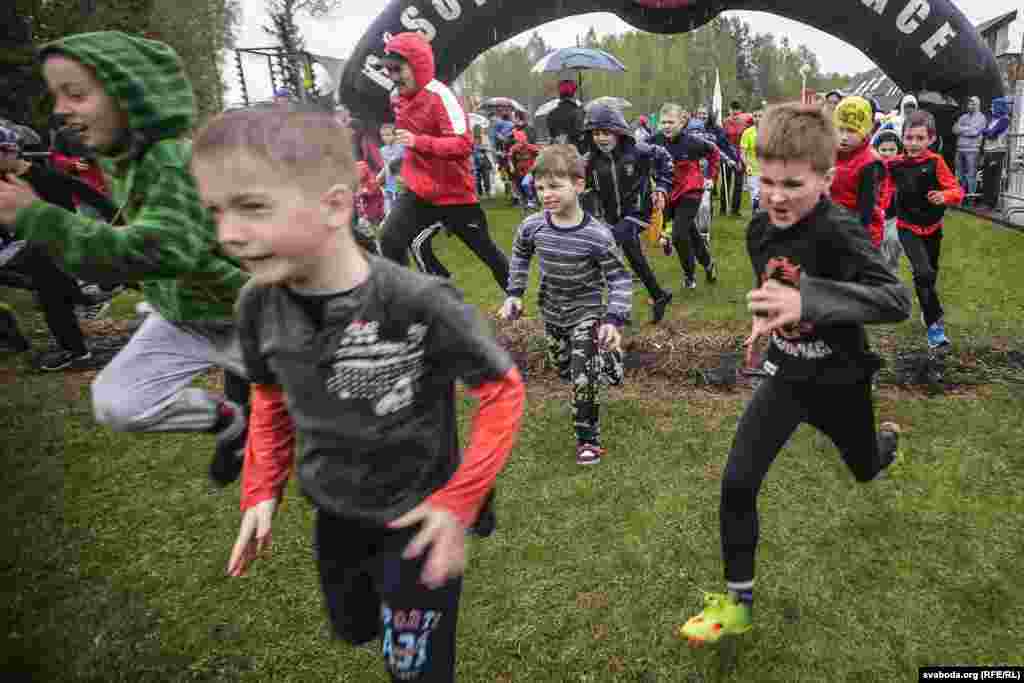 Дети тоже могут принять участие в соревнованиях, если их родителей не пугает физическая нагрузка. Для них подготовлена отдельная трасса с меньшим количеством препятствий, чем для взрослых