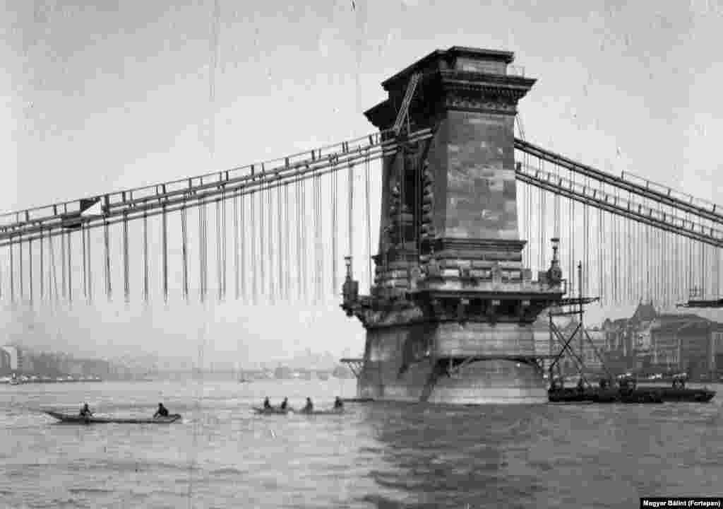 Цепной мост Сеченьи во время реконструкции. 1914 год. Сейчас мост после захода солнца освещается сотнями электрических лампочек. Он был построен в 1849 году, но его чугунный пролет укрепляли до 1914 года