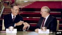 Буш и Михаил Горбачев