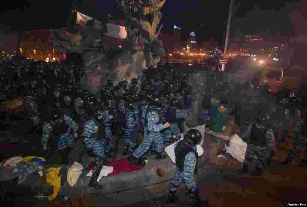 30 ноября, примерно в 4 часа 30 минут утра, отряд специального назначения &quot;Беркут&quot; жёстко разогнал активистов на площади