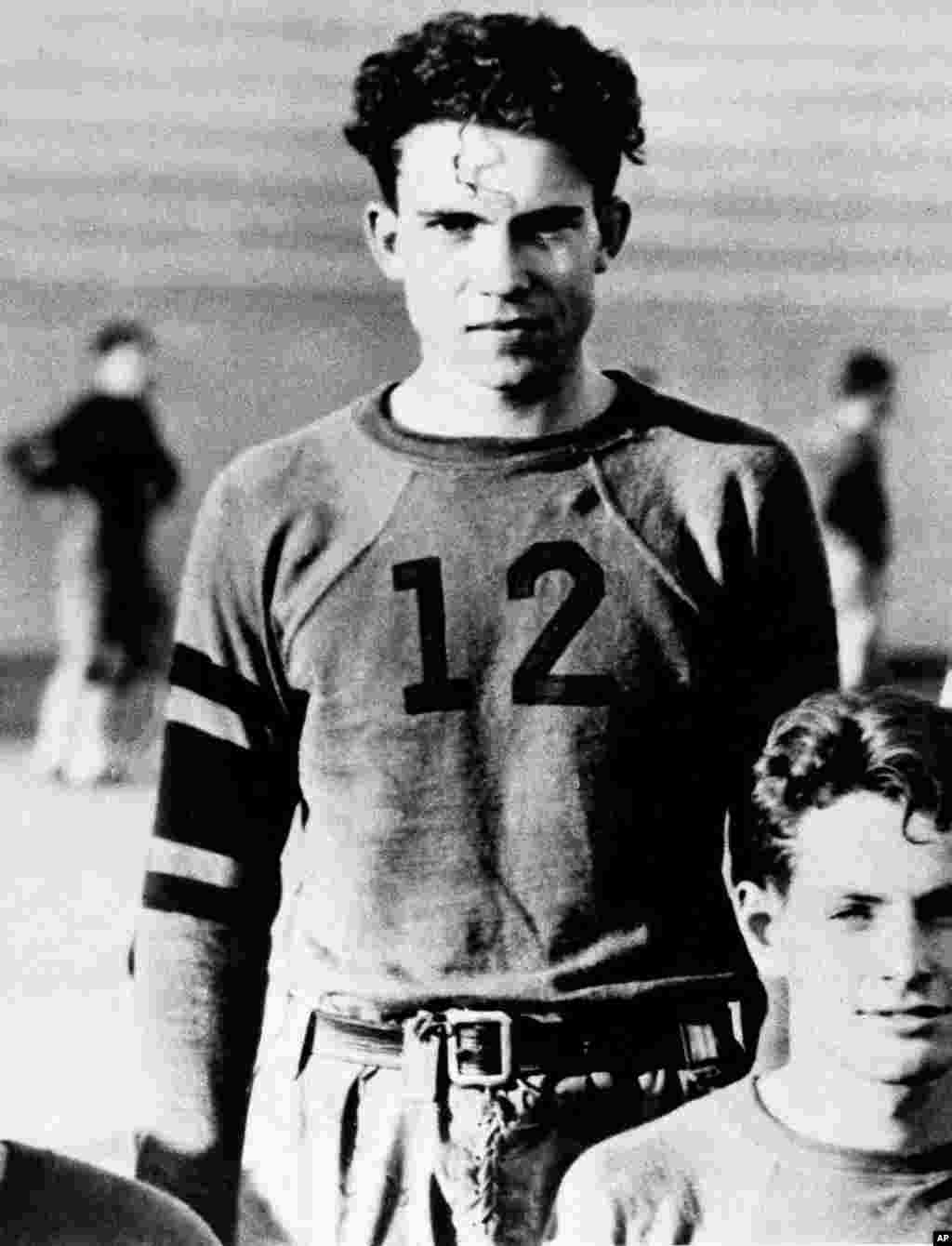Ричард Никсон, запасной игрок футбольной команды своего колледжа в Калифорнии. 1930-е годы.