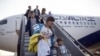 "Очень страшно и мало денег". Россияне пытаются выехать из Израиля в отсутствие эвакуационных рейсов