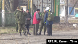 Жители села Коминтерново разговаривают с представителями самопровозглашенной "ДНР"