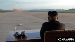 Ким Чен Ын наблюдает за запуском ракеты