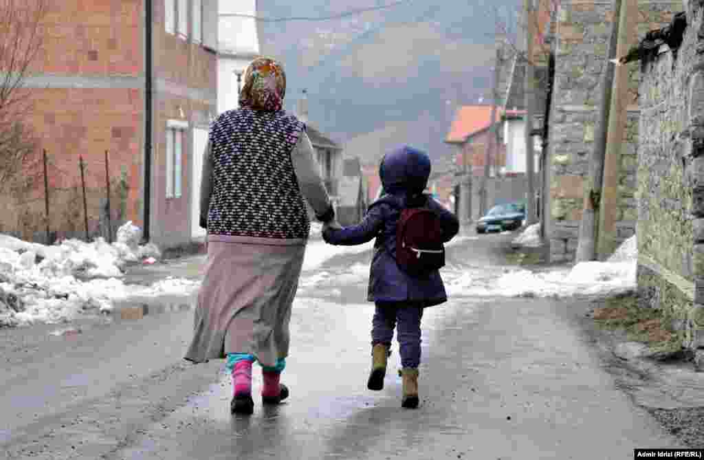 Школьница из села Крушево (там в основном живут горанцы) возвращается домой. Фото &ndash; Адмир Идризи