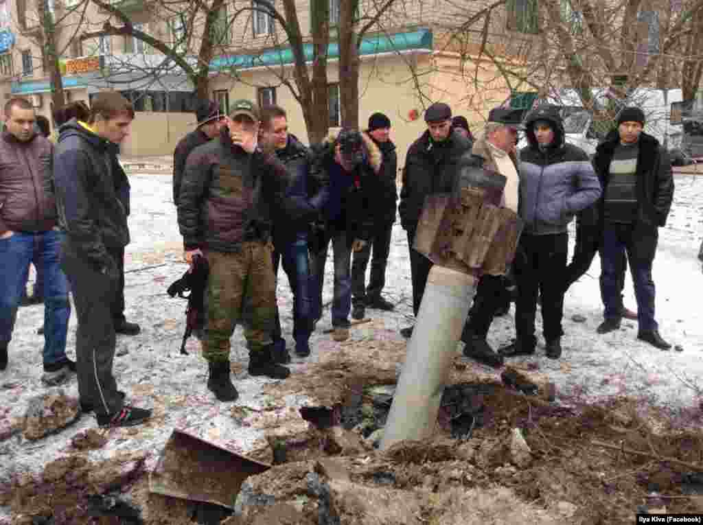 Люди осматривают реактивный снаряд, упавший на одной из улиц Краматорска - фотография Ilya Kiva