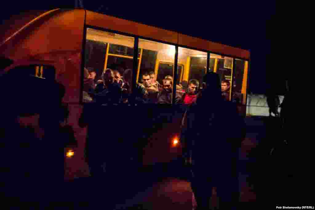 Донецк, обмен пленными между сепаратистами &quot;ДНР&quot; и киевскими силовиками, представители &quot;ДНР&quot; отпустили 16 человек. Фото Петр Шеломовский, &quot;Настоящее время&quot;&nbsp;
